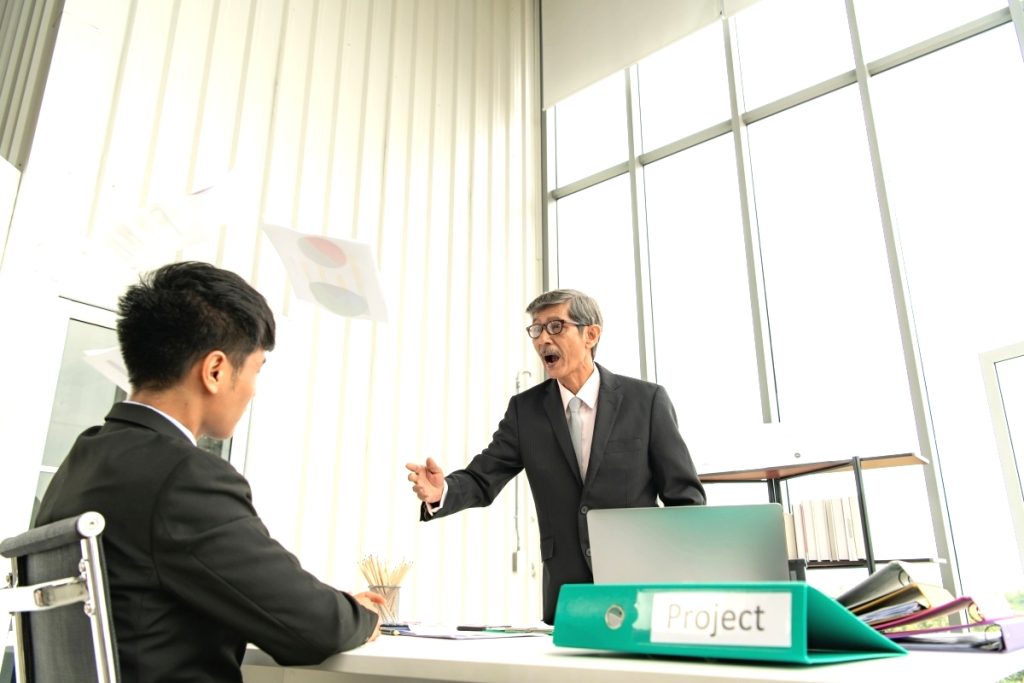 leader angry to employee